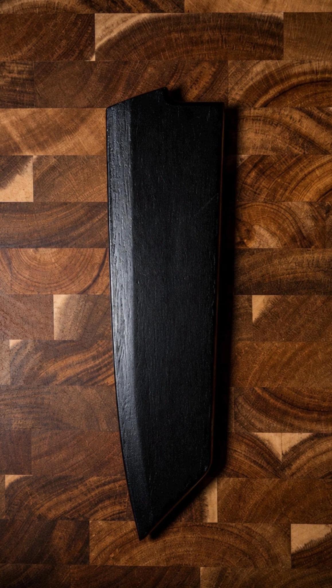 Nóż szefa kuchni Kiritsuke 8" z magnetyczną deską do krojenia Saya i akacjową – zestaw prezentowy z japońskim nożem damasceńskim i blokiem tnącym z akacji End Grain